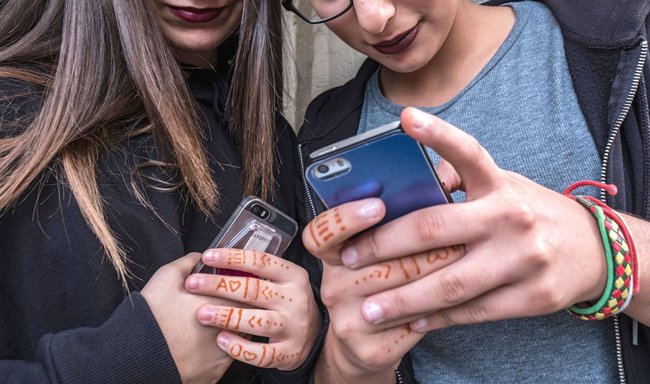 Pause fürs Handy in der Schule – ob sich diese beiden dann aufs Mädchenklo verziehen? Foto: Joachim E. Röttgers