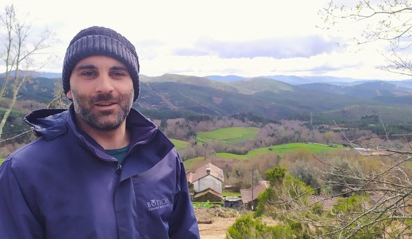 Diogo Sobral vor den Bergen, die teilweise abgebaggert werden sollen.