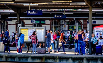 Glück gehabt: Nach dem Unfall rollten noch eine Viertelstunde lang Züge über die Gefahrenstelle. Foto: Joachim E. Röttgers