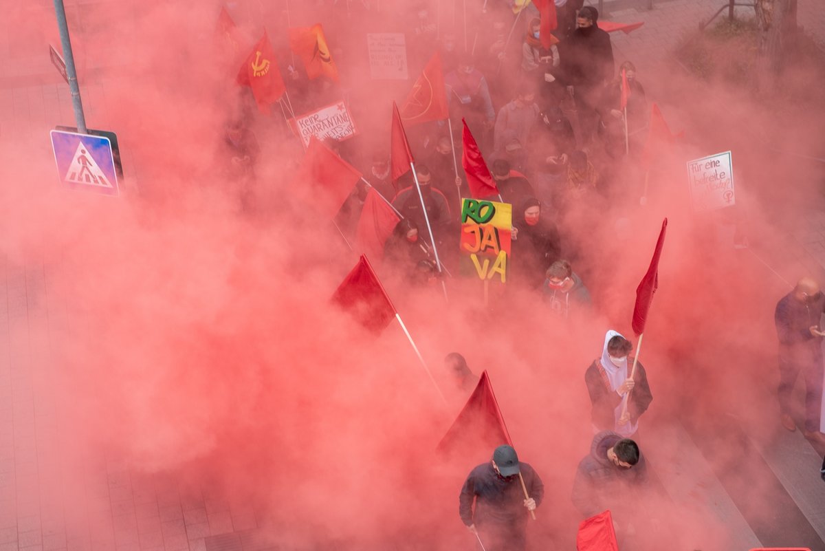 ... aber die Polizei juckt's, auch wenn sie wie alle rot sieht, offenbar nicht. ... aber die Polizei juckt's, auch wenn sie wie alle rot sieht, offenbar nicht.