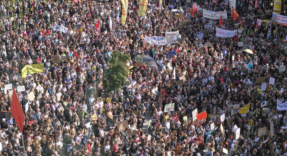 30 000 Menschen demonstrierten am 20. September in Stuttgart – der SUV-Fahrer in der Bildmitte hat's zu spät bemerkt. Mehr Bilder vom Protestwochenende per Klick auf den Pfeil.