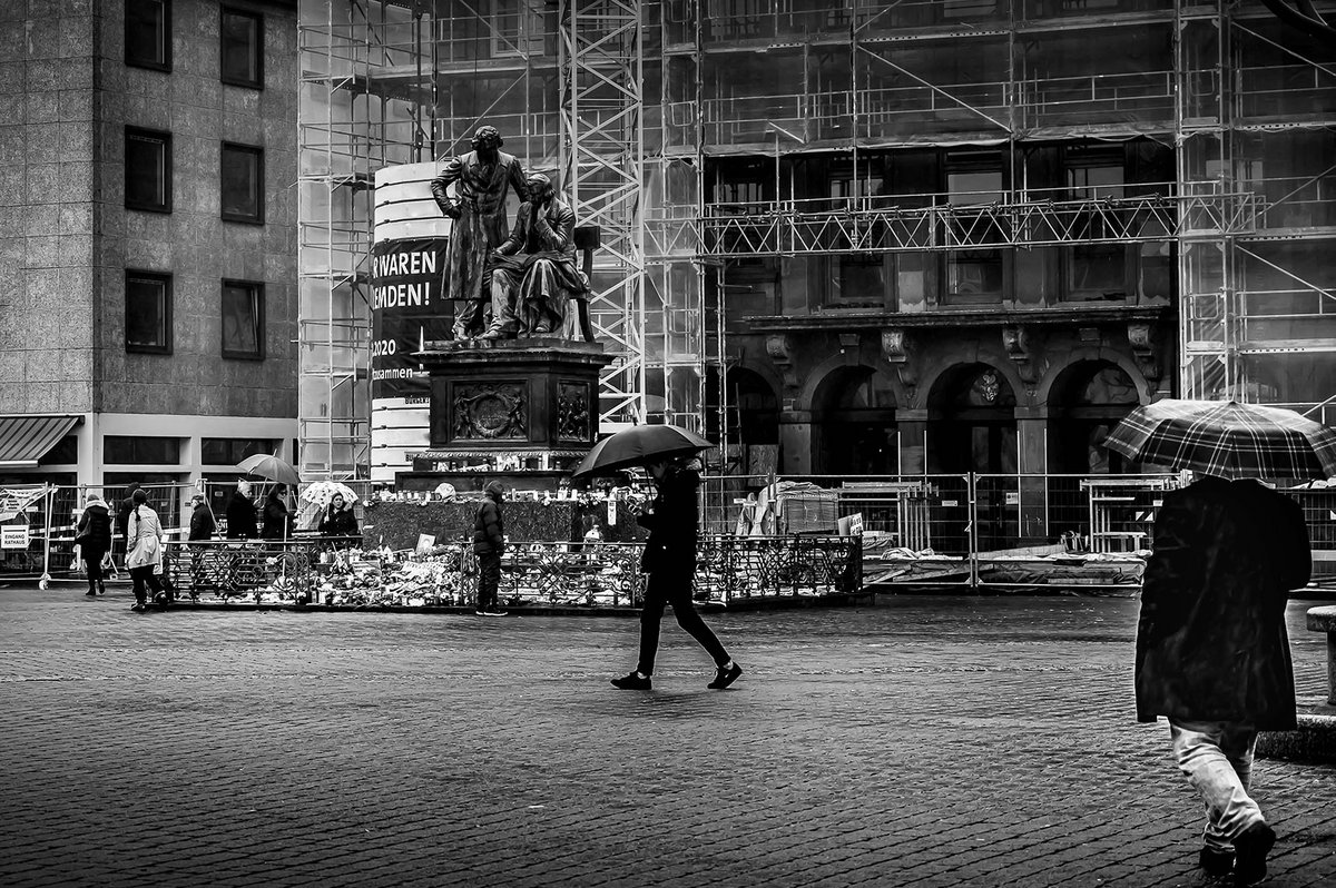 Das Nationaldenkmal der Gebrüder Grimm am Hanauer Marktplatz wurde spontan zum Gedenkort umfunktioniert. 