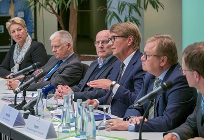 Ronald Pofallas (Mitte) erste Lenkungskreis-Sitzung im April 2017. Rechts daneben Manfred Leger. Foto: Joachim E. Röttgers