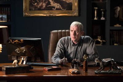 Corbin O'Brian (Rhys Ifans) glaubt an das Gute in der Überwachung.