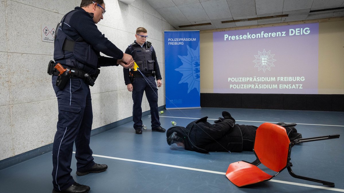 Tut gar nicht weh – bei der Vorführung steckt die Zielperson in einer dicken Schutzmontur.