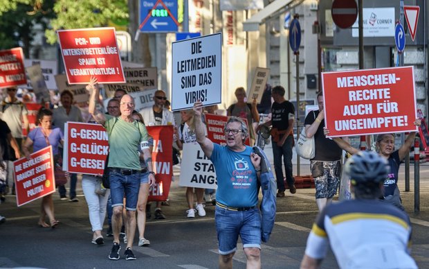 Aus Soziologensicht eine sozial heterogene "Misstrauensgemeinschaft": "Querdenken"-Demo am 8.9.2021 in Stuttgart. Foto: Joachim E. Röttgers Aus Soziologensicht eine sozial heterogene "Misstrauensgemeinschaft": "Querdenken"-Demo am 8.9.2021 in Stuttgart. Foto: Joachim E. Röttgers