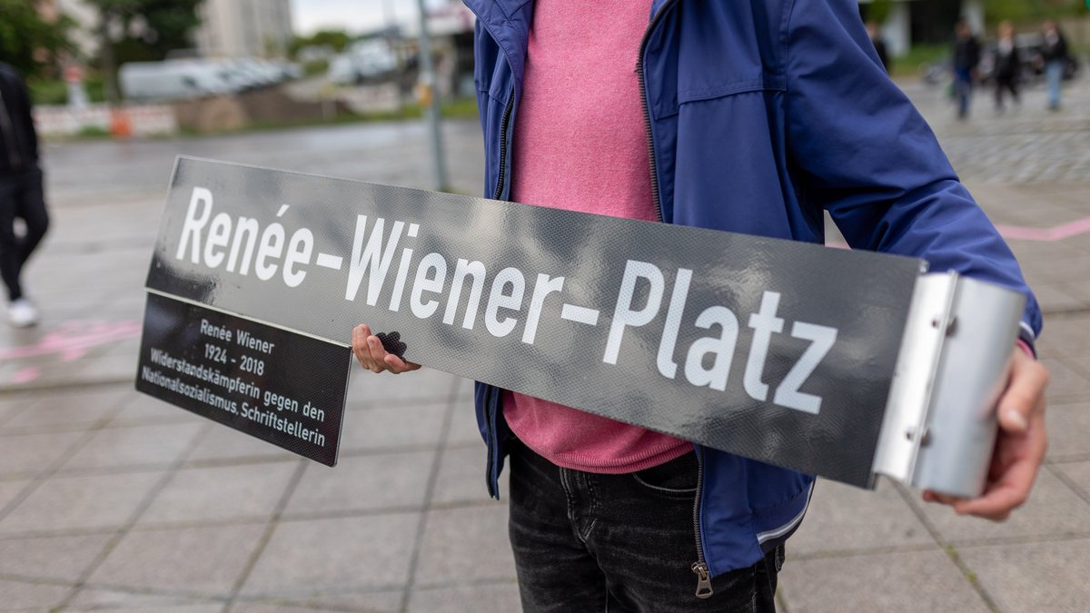 Auftakt einer "Orgie der Umbenennung" auf dem Wiener-Platz in Stuttgart-Feuerbach, 2. Juni 2025. Fotos: Julian Rettig