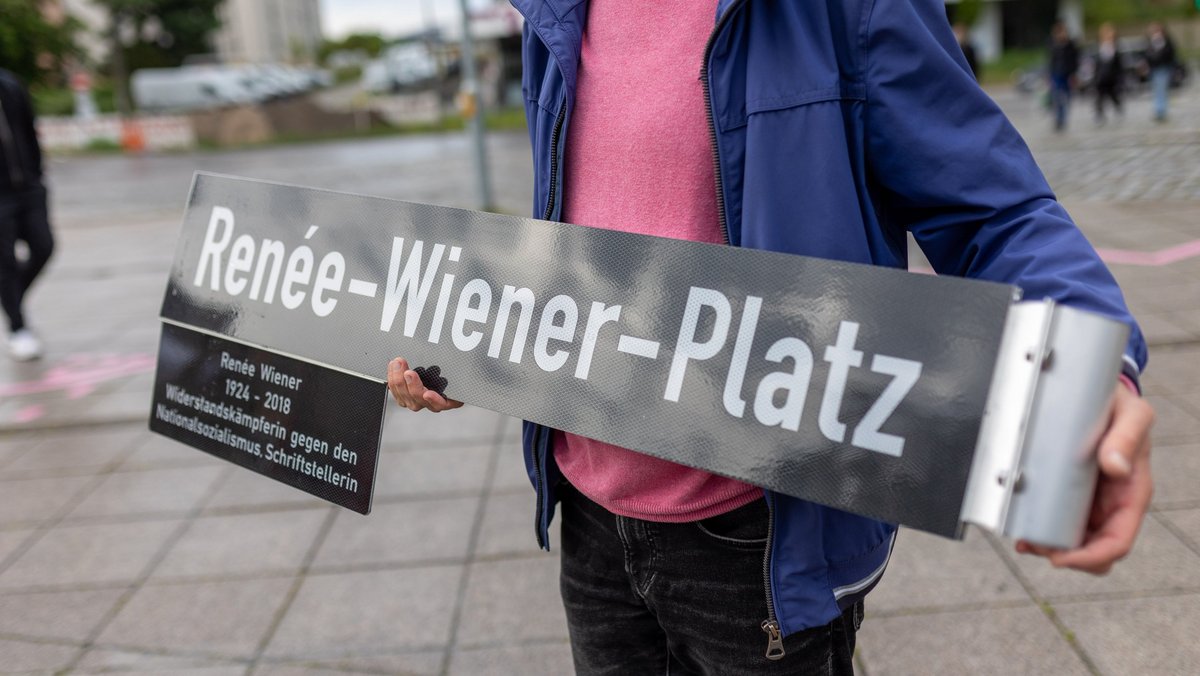 Auftakt einer "Orgie der Umbenennung" auf dem Wiener-Platz in Stuttgart-Feuerbach, 2. Juni 2025. Fotos: Julian Rettig Auftakt einer "Orgie der Umbenennung" auf dem Wiener-Platz in Stuttgart-Feuerbach, 2. Juni 2025. Fotos: Julian Rettig