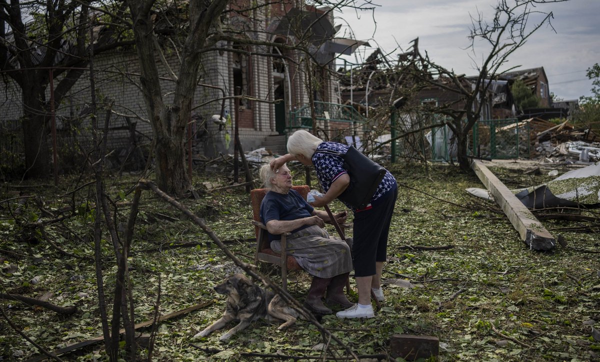 Zwei Frauen in der Ukraine zwischen den Trümmern ihres zerstörten Hauses. Foto: AP/Bernat Armangue