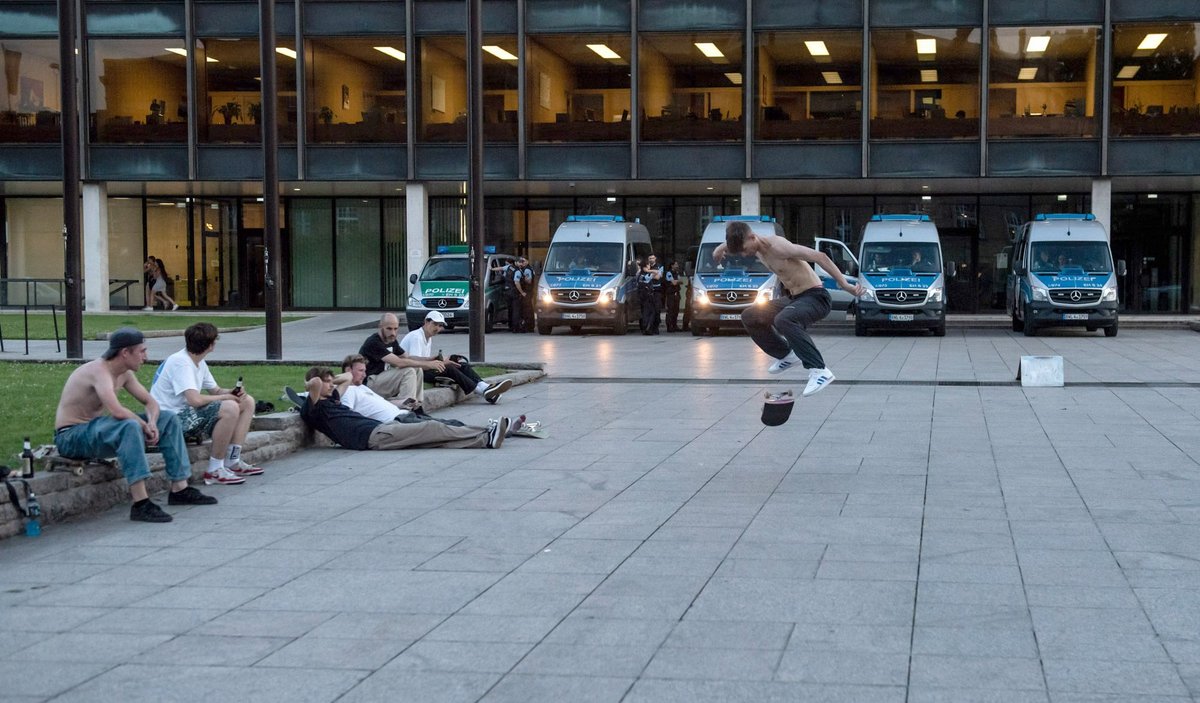 Skaten vor blauer Kulisse: Nach den Ausschreitungen behält die Polizei die Jugend im Blick, hier vor dem Stuttgarter Landtag nahe des Eckensees. Fotos: Jens Volle  Skaten vor blauer Kulisse: Nach den Ausschreitungen behält die Polizei die Jugend im Blick, hier vor dem Stuttgarter Landtag nahe des Eckensees. Fotos: Jens Volle