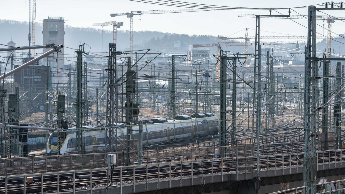 Darf es bleiben, muss es laut Gesetz sogar? Gleisvorfeld vor dem Stuttgarter Hauptbahnhof. Fotos: Jens Volle