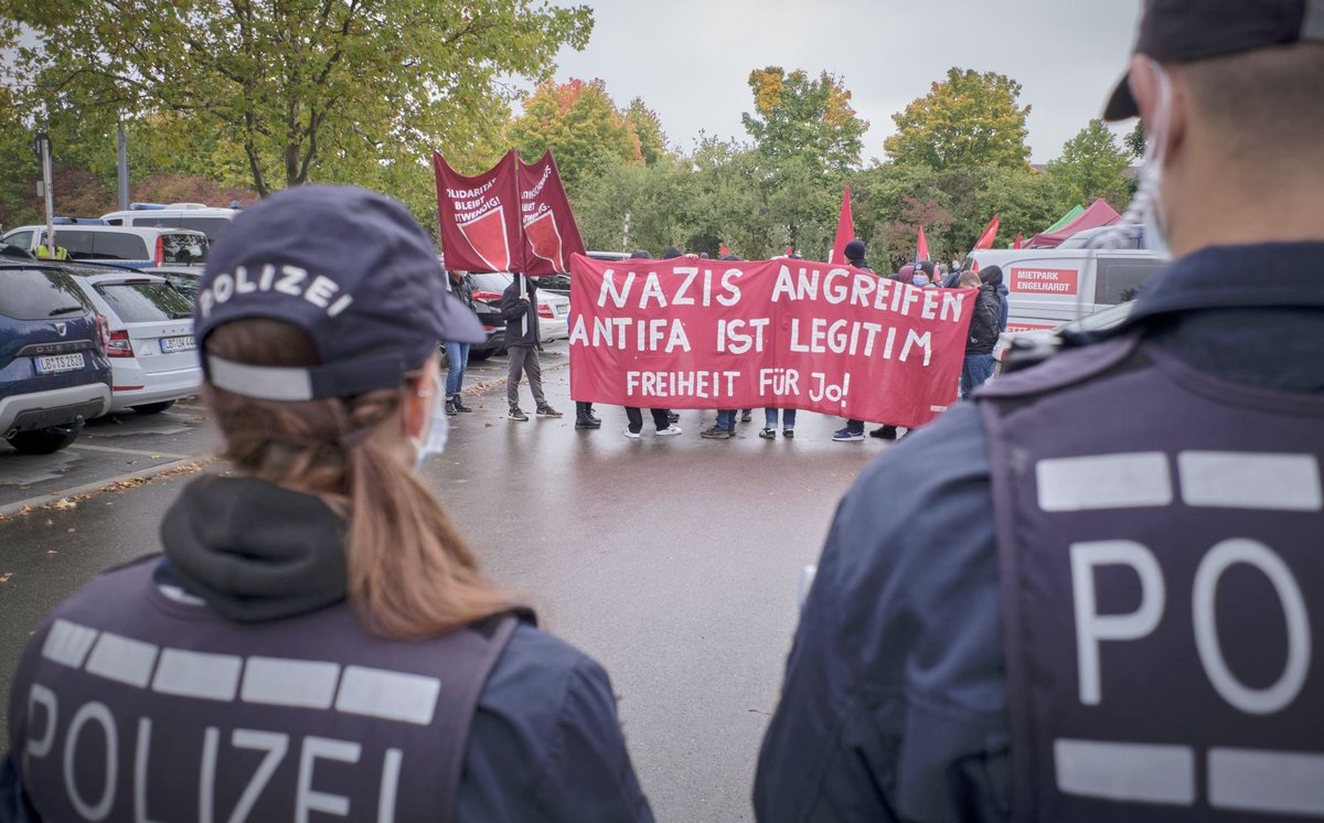 Kurz vor der Urteilsverkündung im Antifa-Prozess: Protest vor dem Gerichtsgebäude in Stuttgart Stammheim. Foto: Joachim E. Röttgers