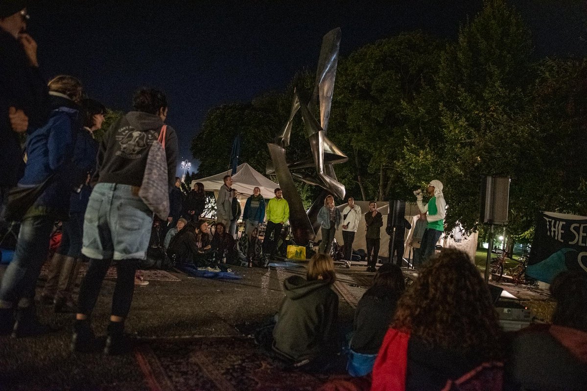 Das Camp durfte stattfinden – aber nur ohne bedrohliche Sitzgelegenheiten wie ... Strohballen? Foto: Jens Volle 