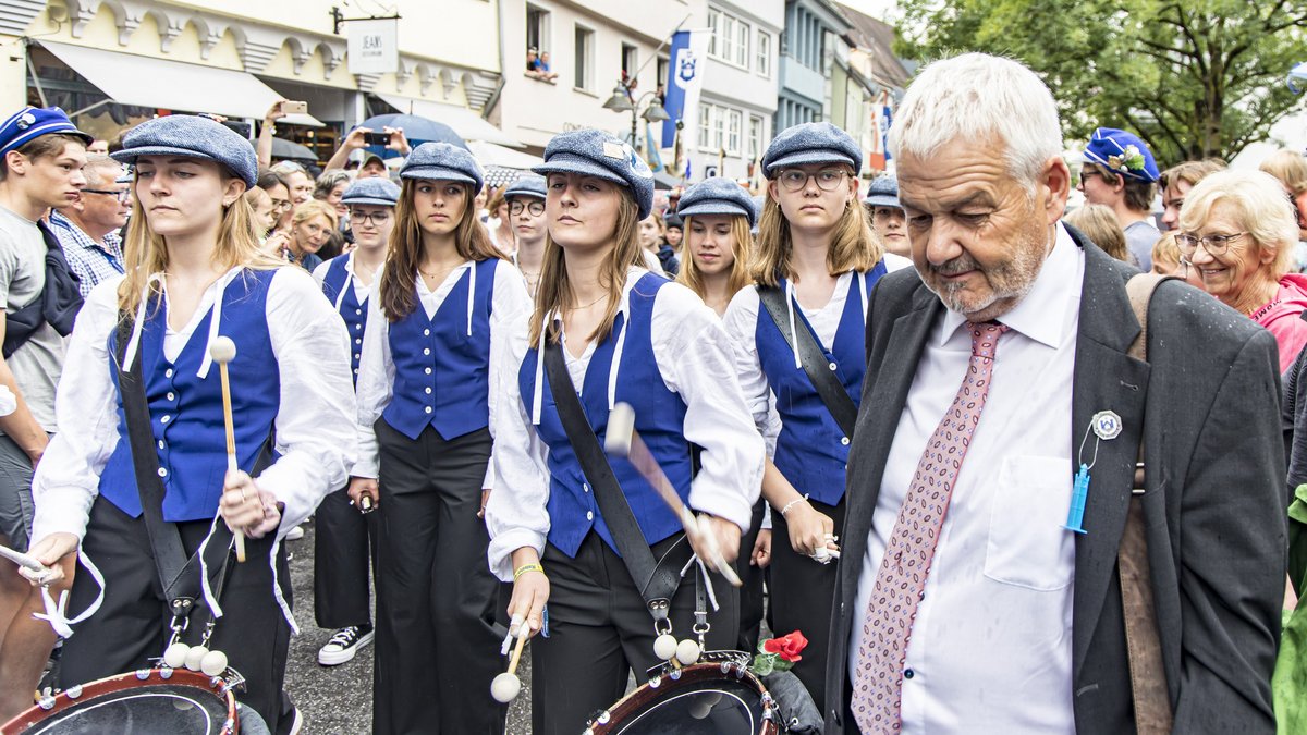 Dieter Graf, Chef der Rutenfestkommission, schaut bei den Turmfalken vorbei. 