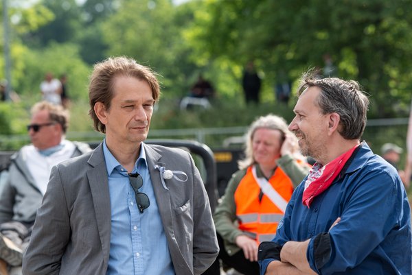 Im Mai 2020 demonstrierte Bodo Schiffmann (links) mit "Querdenken"-Rechtsanwalt Ralf Ludwig auf dem Wasen. Jetzt wirbt er für Safaris in Tansania. Foto: Jens Volle Im Mai 2020 demonstrierte Bodo Schiffmann (links) mit "Querdenken"-Rechtsanwalt Ralf Ludwig auf dem Wasen. Jetzt wirbt er für Safaris in Tansania. Foto: Jens Volle