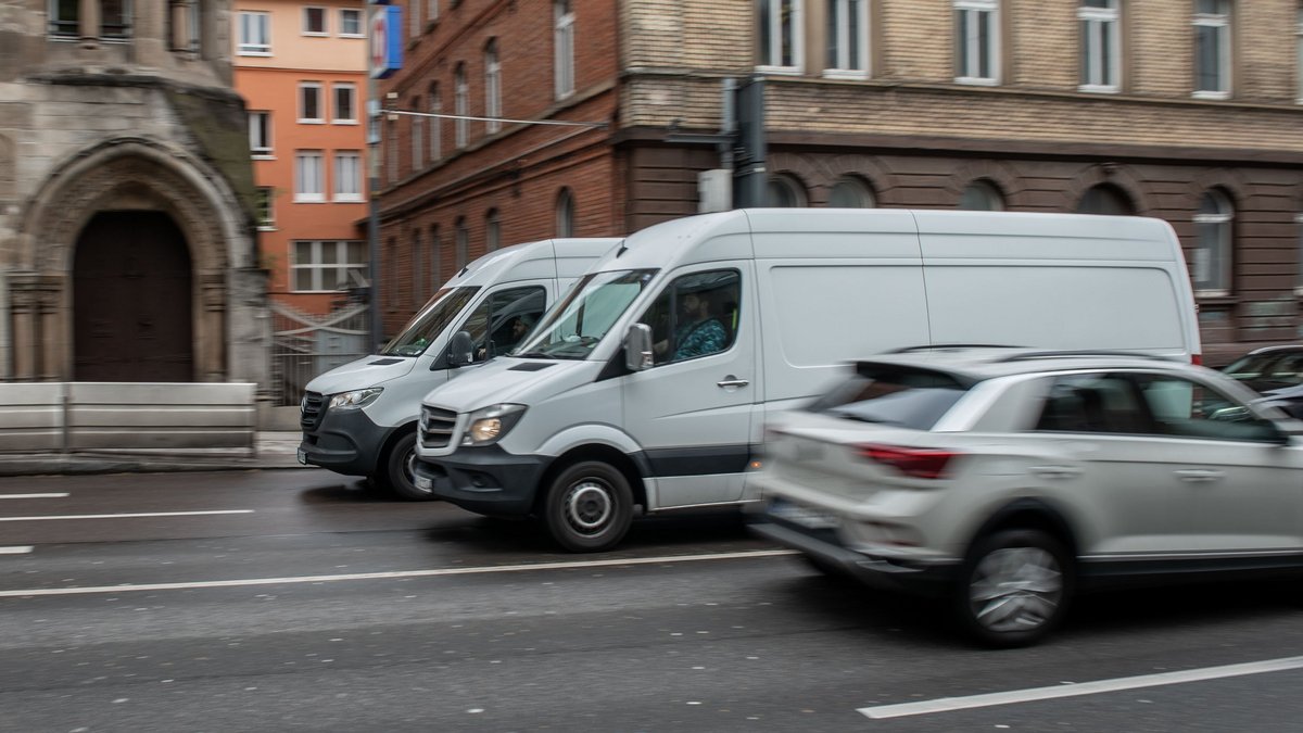 Sprinter auf Stuttgarts mautfreier Stadtautobahn B10. Foto: Jens Volle