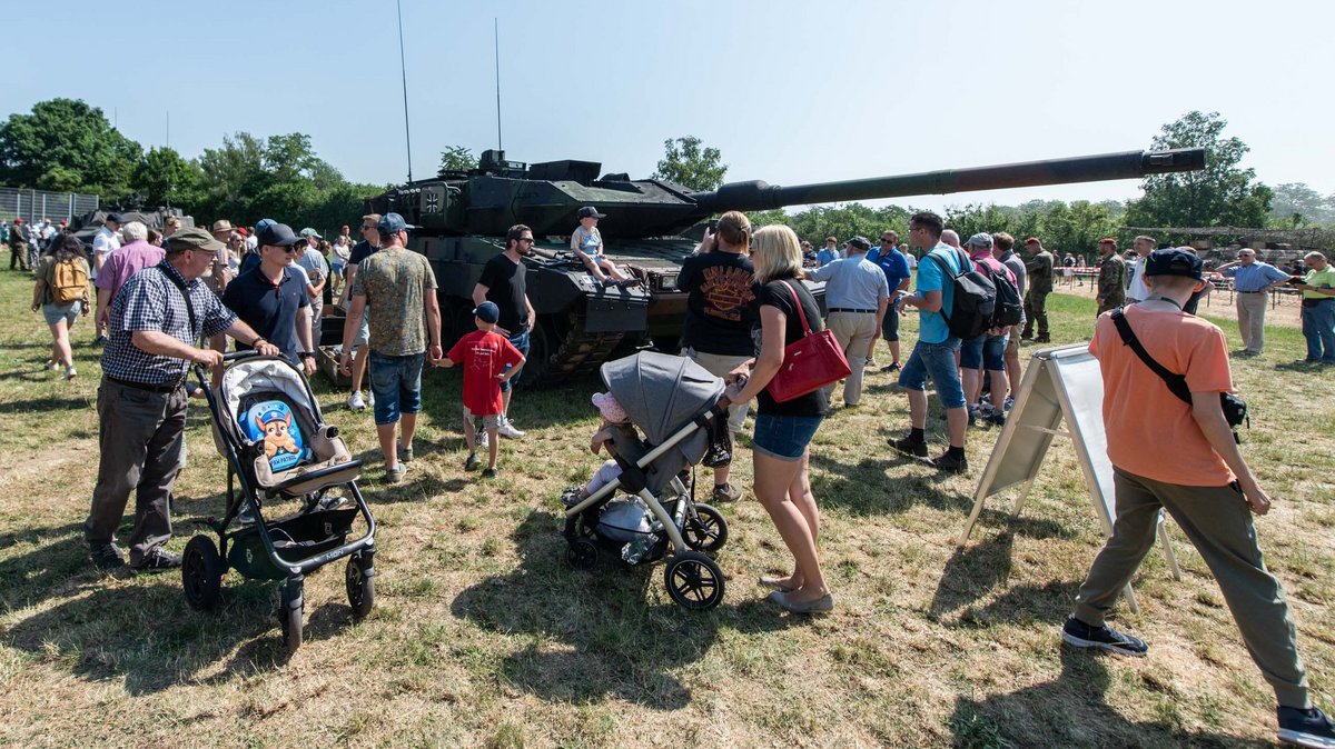 Panzer als Klettergerüst: Für das perfekte Erinnerungsfoto durften Kinder aufsteigen. Mehr Bilder vom Tag der Bundeswehr mit Klick auf den Pfeil.