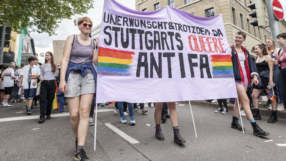 Antifaschistinnen müssen gar nicht schwarz vermummt sein. Christopher-Street-Day in Stuttgart im Juli 2023. Foto: Jens Volle