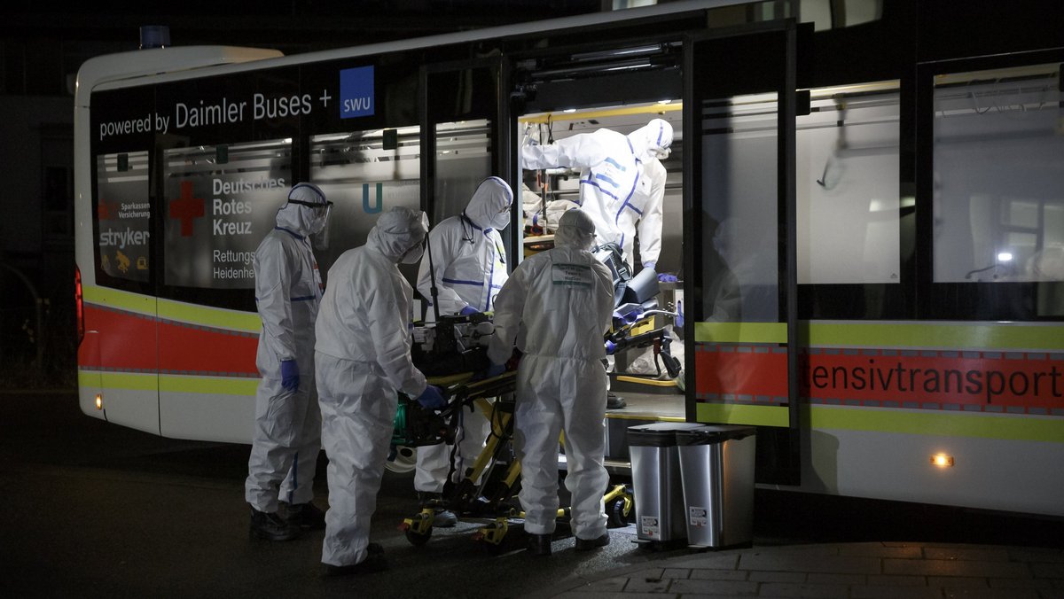 Intensivtransport von vier Corona-Infizierten in das Cannstatter Krankenhaus, Dezember 2020. Foto: Julian Rettig