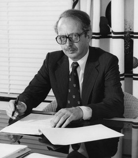 Ralf Dahrendorf 1980. Ralf Dahrendorf 1980. Foto: <a rel="nofollow" class="external text" href="https://www.flickr.com/people/35128489@N07">Library of the London School of Economics and Political Science</a>, <a href="https://www.flickr.com/commons/usage/" title="No known copyright restrictions">gemeinfrei</a>, <a href="https://commons.wikimedia.org/w/index.php?curid=15336194">Link</a>