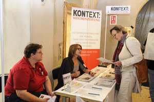 Sibylle Wais (links) und Susanne Stiefel am Kontext-Stand. Fotos: taz 