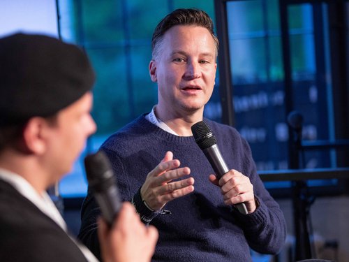 Richard Gutjahr, rechts, als Speaker auf der re:publica 2019. Foto: Jan Zappner/<a rel="nofollow" class="external text" href="https://www.flickr.com/photos/re-publica/46874359595/">re:publica</a>, <a href="https://creativecommons.org/licenses/by-sa/2.0" title="Creative Commons Attribution-Share Alike 2.0">CC BY-SA 2.0</a>, <a href="https://commons.wikimedia.org/w/index.php?curid=78774520">Link</a>