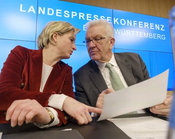 Allzu oft muss Hoffmeister-Kraut anderen den Vortritt lassen – hier Ministerpräsident Kretschmann. Fotos: Joachim E. Röttgers
