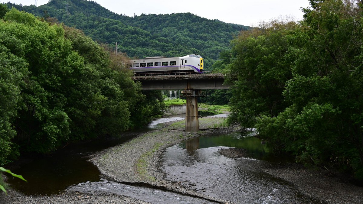 Ein Fernzug auf dem schmalspurigen Netz der nördlichen Hauptinsel Hokkaido. Weite Teile Japans sind dünn besiedelt und dicht bewaldet.