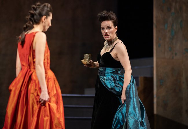 Königin Hekabe (Kristin Göpfert, r.), die Mutter, die ihr Herz an die Macht verkauft hat.