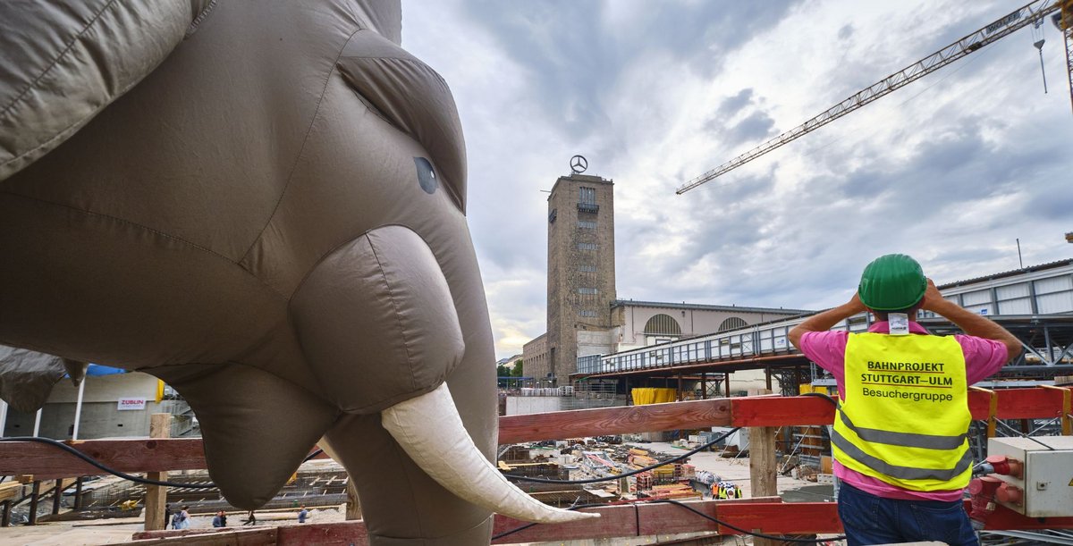 Mammutprojekt Stuttgart 21 – und dann und wann ein aufblasbarer Elefant. Mehr Bilder mit klick auf den Pfeil.