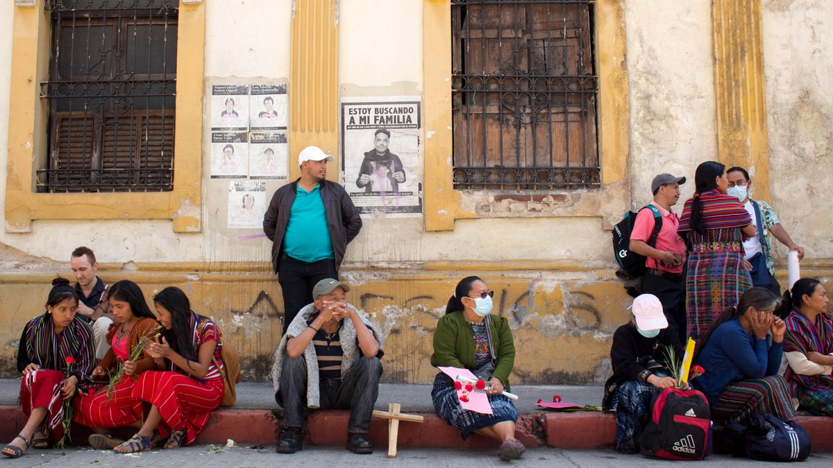  "Ich suche nach meiner Familie", steht auf dem Plakat im Hintergrund. 