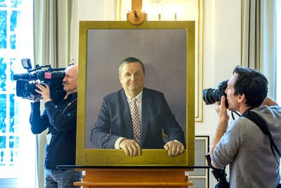 Der aufgemalte Rahmen ist ein Alleinstellungsmerkmal in der Ahnengalerie baden-württembergischer Ministerpräsidenten.