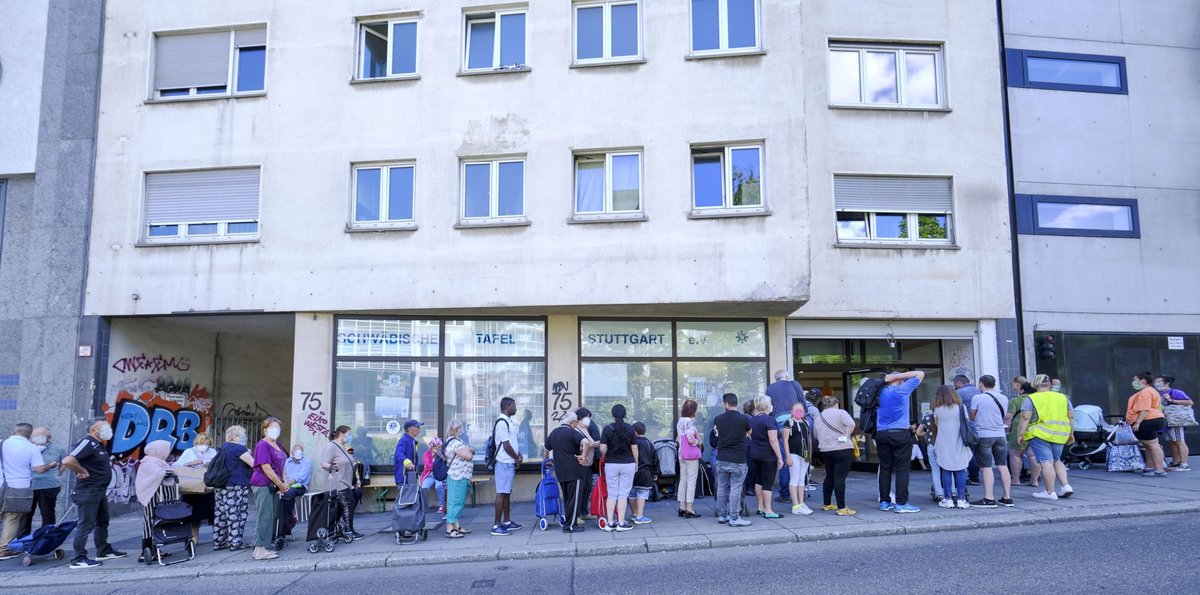Auch wenn die Schlange vor der Stuttgarter Tafel immer länger wird, mag das Land kein eigenes Hilfspaket auflegen. Fotos: Joachim E. Röttgers