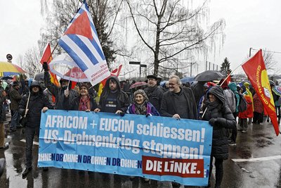 Demo-Plakat auf dem Ostermarsch letzten Jahres.