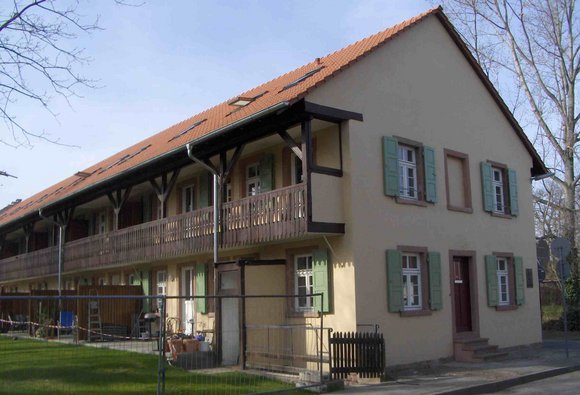 Frühe Werkssiedlung: Spiegelkolonie in Mannheim-Waldhof, 1852 gebaut. Foto: Gboehm81, <a href="https://commons.wikimedia.org/wiki/File:Spiegelkolonie_Waldhof.JPG" title="Original auf Wikimedia Commons" target="_blank">Wikimedia Commons, <a href="https://creativecommons.org/licenses/by-sa/3.0/" title="Creative Commons Attribution-ShareAlike 3.0 Unported" target="_blank">CC BY-SA 3.0</a>