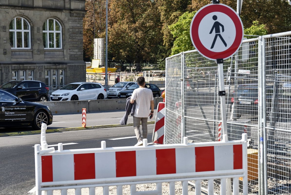 Dieser Mann kommt gerade von der neuen Haltestelle. Er wirkt orientierungslos. 