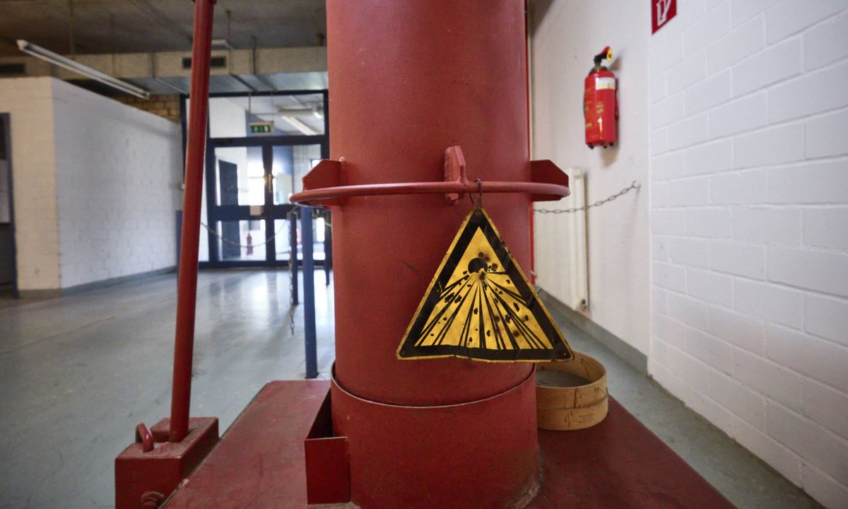 Vorkehrung zum Entschärfen von Briefbomben. Vorkehrung zum Entschärfen von Briefbomben.