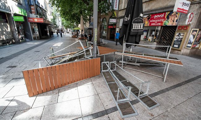 Auch Tische und Bänke blieben nicht verschont. Fast so schlimm wie ein Sturm.