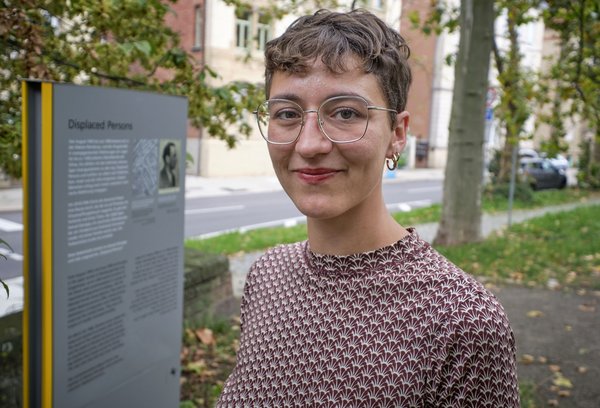 Io Josefine Geib vor der Erinnerungsstele für Shmuel Dancyger in der Stuttgarter Reinsburgstraße. Foto: Joachim E. Röttgers