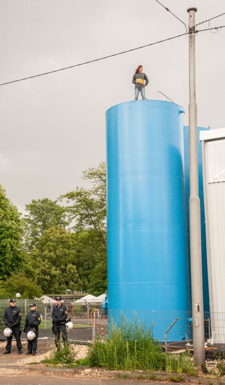 Einer stand über allen. Die Polizisten nahmen's gelassen.