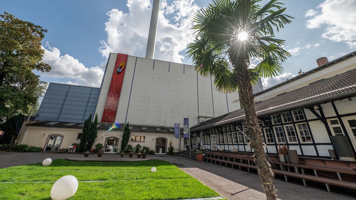 Die Manufaktur gehört bereits Gröner, das dazugehörige Gelände ist noch in städtischer Hand. Hinten die Karlsruher Stadtwerke. Foto: Jens Volle