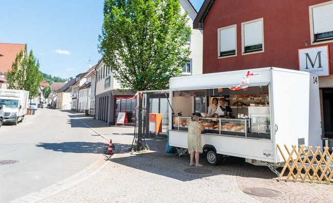 Provisorium Verkaufsstand vor der zerstörten Bäckerfiliale. Provisorium Verkaufsstand vor der zerstörten Bäckerfiliale.