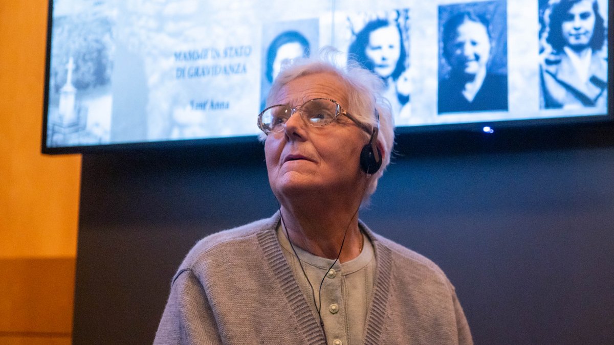 Adele Pardini, die das Massaker als Vierjährige überlebte, in der Ausstellung. Fotos: Jens Volle