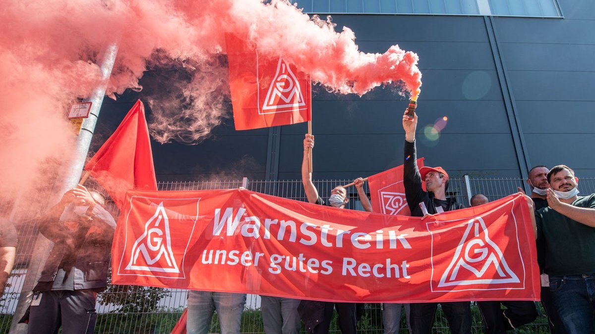 Wer die Axt ans Streikrecht legt, muss an ihnen vorbei. Warnstreik bei Dräxlmaier in Sachsenheim, September 2021. Foto: Jens Volle