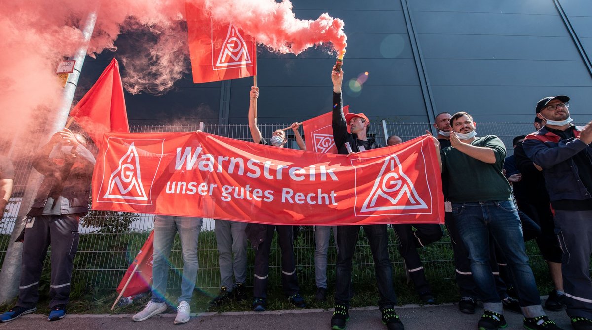 Für den Arbeitskampf haben sie ihre Schicht zwei Stunden früher beendet: Beschäftigte im Warnstreik. Fotos: Jens Volle