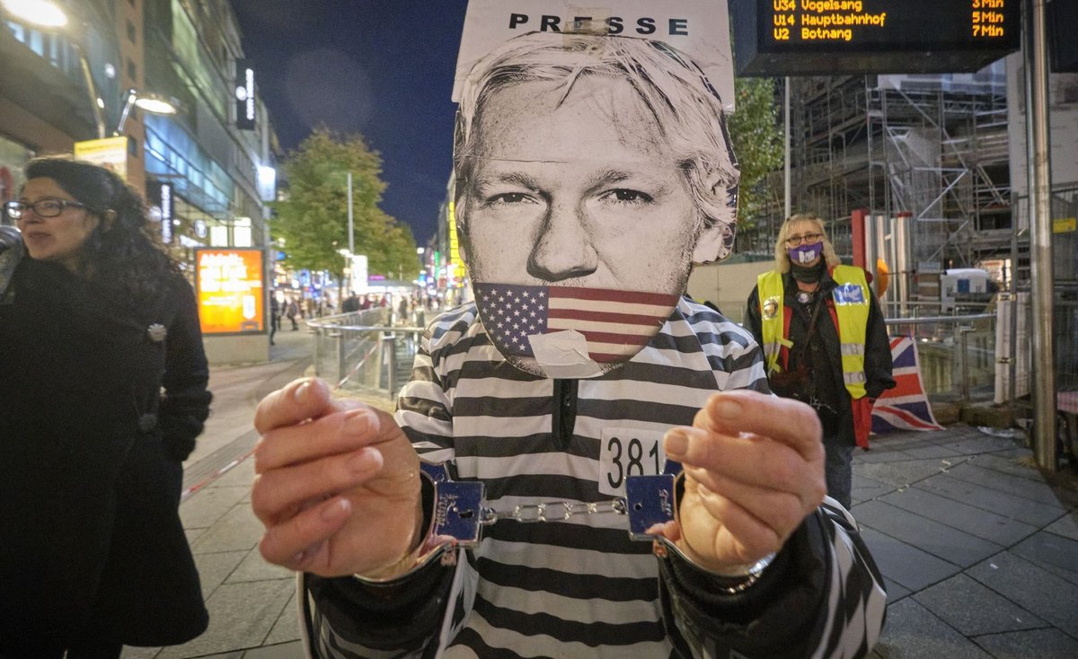 Lasst Julian Assange frei! Mahnwache in Stuttgart im November 2020. Foto: Joachim E. Röttgers