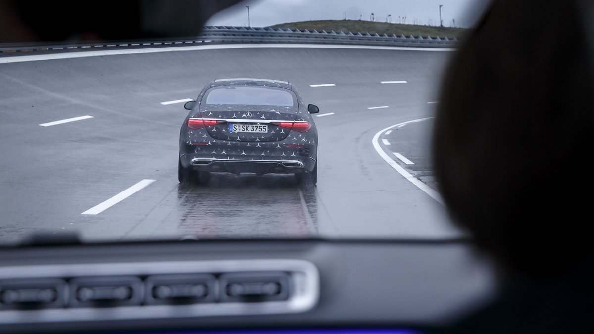 Obwohl das Mercedes-Logo einem Windrad nicht unähnlich sieht, erfolgt der Rollback zur fossilen Verbrennung. Foto: Julian Rettig