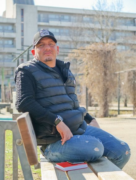 Habibo Ismail hilft, mit den Ämtern zurechtzukommen. Habibo Ismail hilft, mit den Ämtern zurechtzukommen.