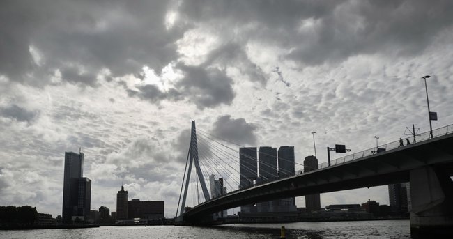 Rotterdams Skyline mit Erasmusbrücke. Rotterdams Skyline mit Erasmusbrücke.