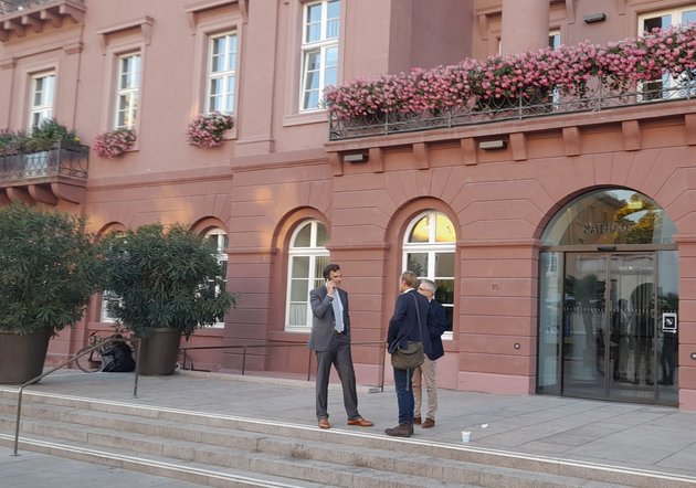 Christoph Gröner (links) nach dem Treffen mit dem Majolika-Begleitgremium am 26. September vor dem Karlsruher Rathaus. Foto: Florian Kaufmann